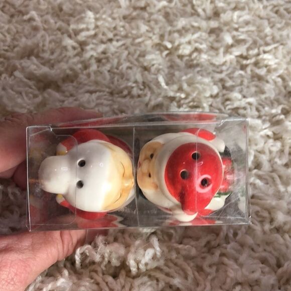 CHRISTMAS HOUSE SALT& PEPPER SHAKERS SANTA & MRS CLAUS - Picture 4 of 4
